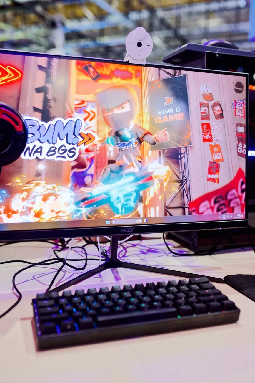 monitor z dynamiczną sceną z gry na biurku — Gigabyte AORUS FI27Q w zgłoszeniu — jak odpowiadamy i co radzimy