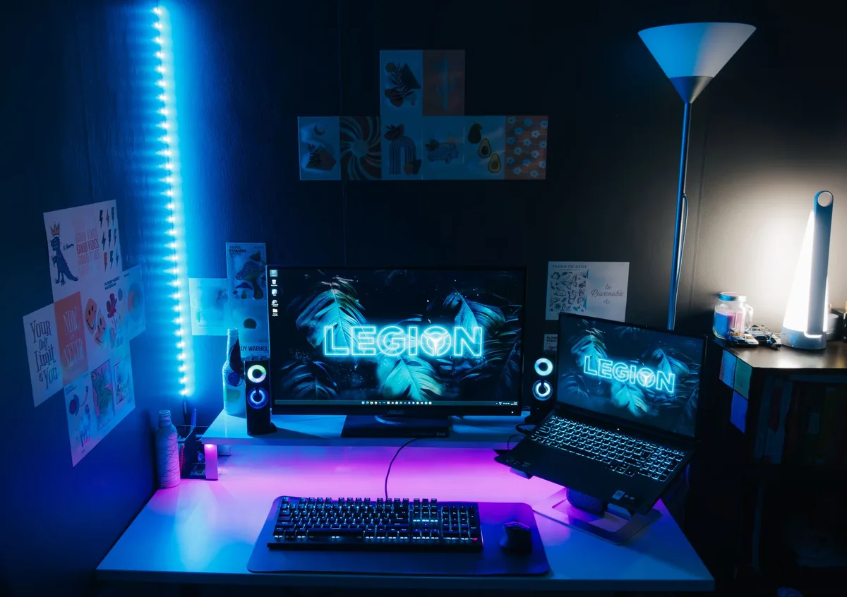 dwa monitory dla graczy z podświetleniem led na biurku — Gigabyte G34WQC w zgłoszeniu — jak odpowiadamy i co radzimy