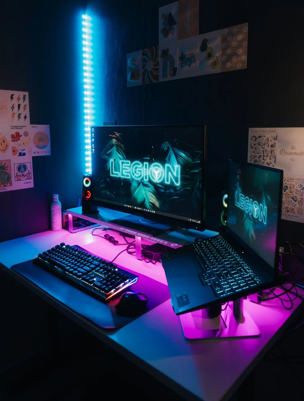 dwa monitory i klawiatura RGB w neonowym świetle — Gigabyte M27Q — czego przy tym sprzęcie nie zrobimy