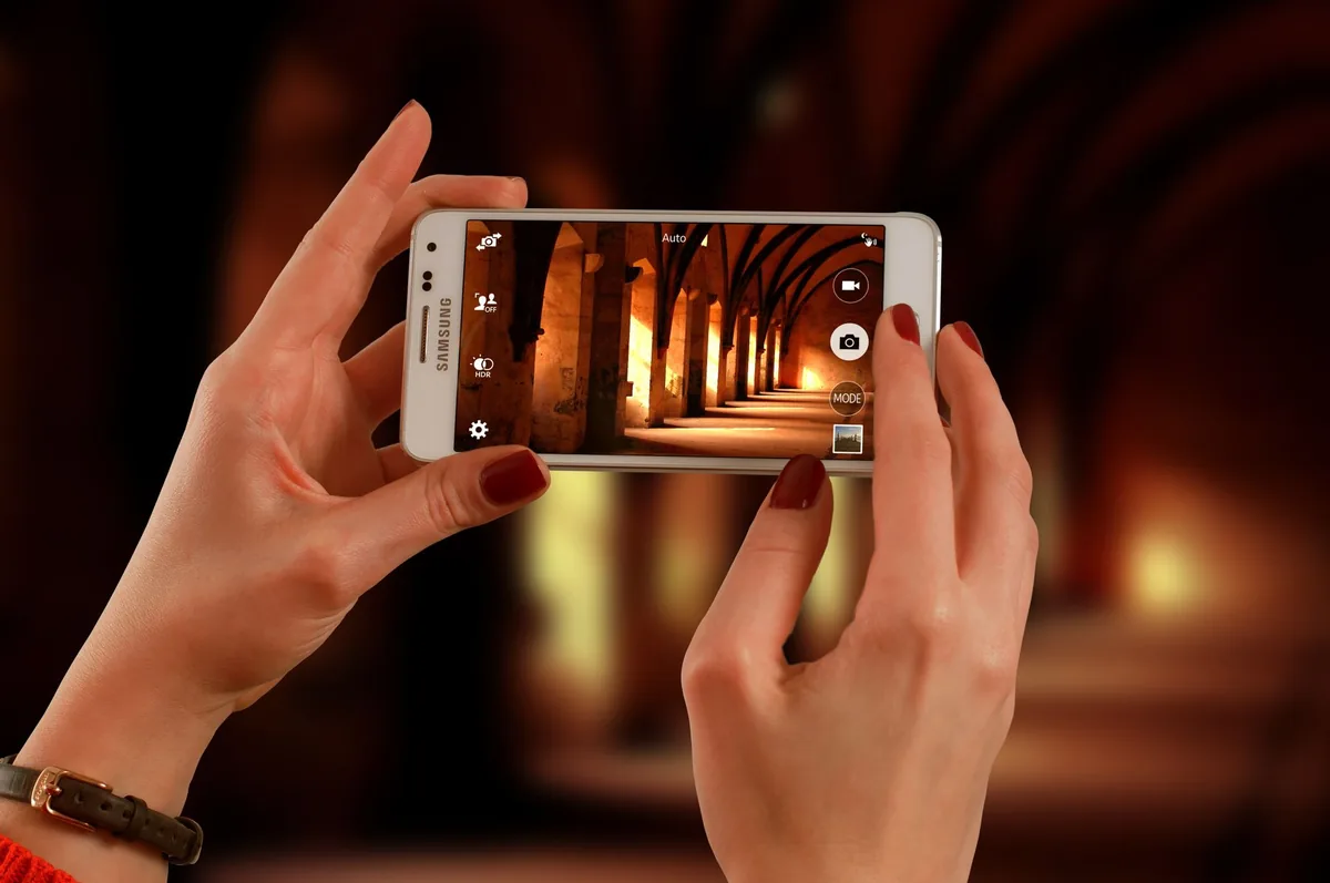 dłonie z telefonem skierowanym na łuki architektoniczne — Google Pixel 3 — czego przy tym sprzęcie nie zrobimy