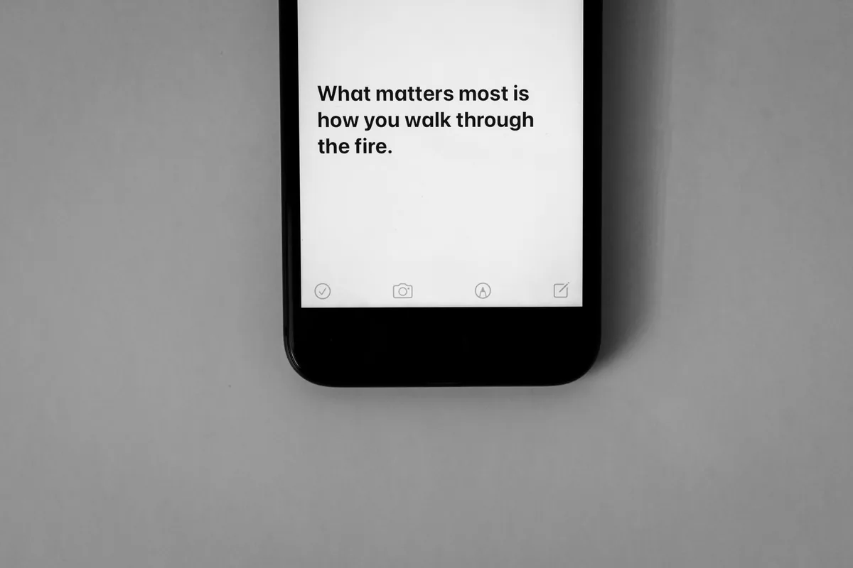 ekran telefonu komórkowego z monochromatycznym napisem — Google Pixel 3a w zgłoszeniu — jak odpowiadamy i co radzimy
