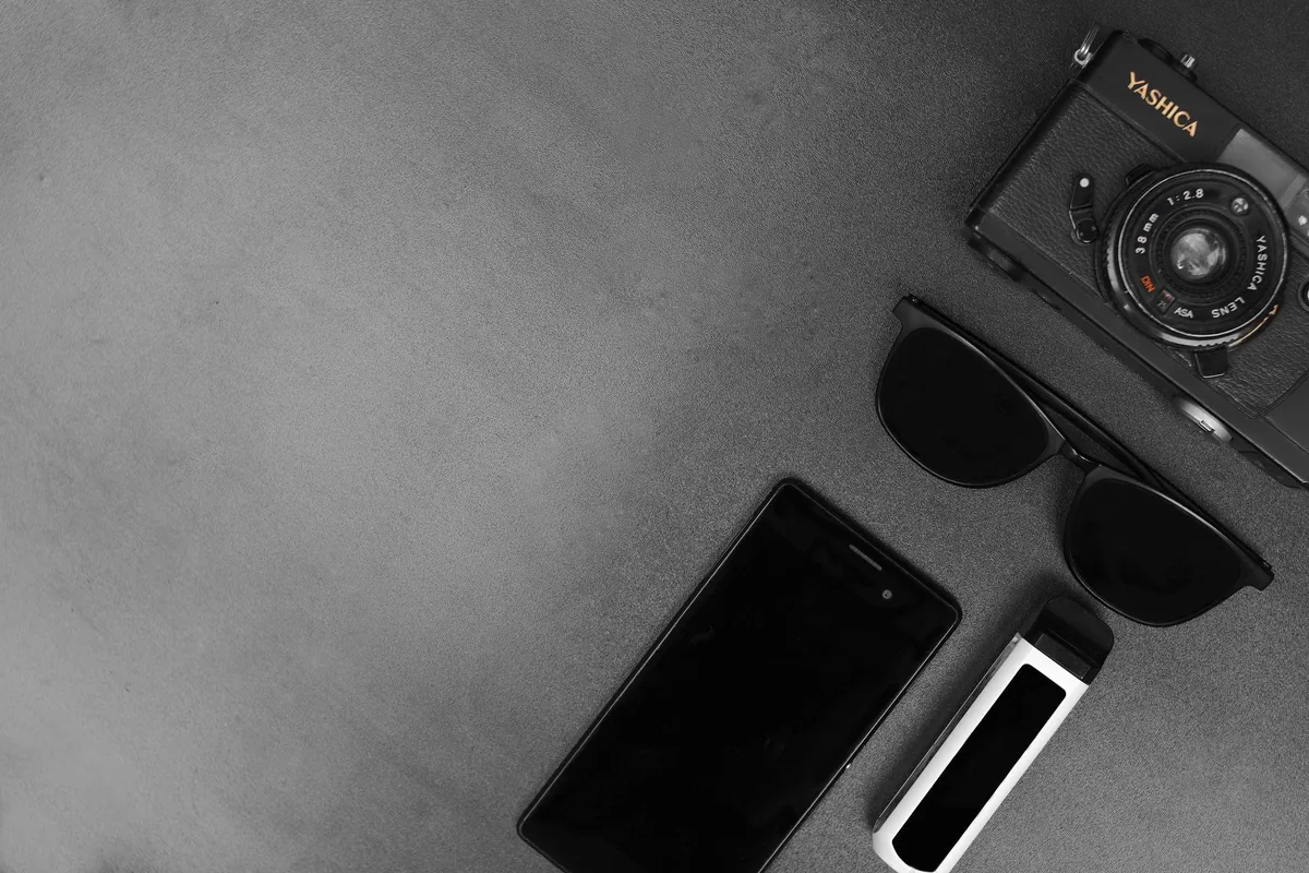 aparat, smartfon i okulary przeciwsłoneczne na blacie — Google Pixel 6 Pro a zakres naszego serwisu — czym zajmujemy się zamiast