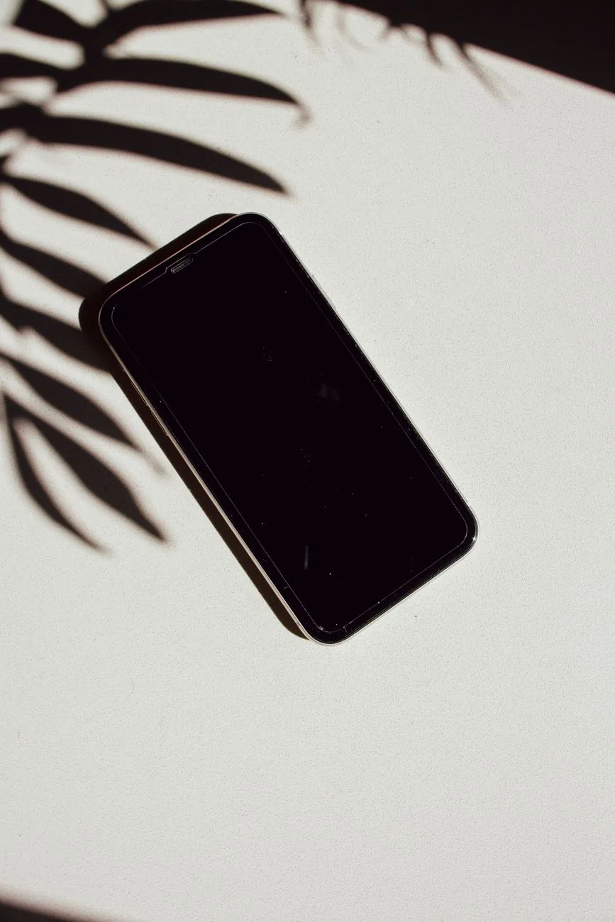 smartfon na stole z cieniem liścia — Google Pixel 6a — czego przy tym sprzęcie nie zrobimy