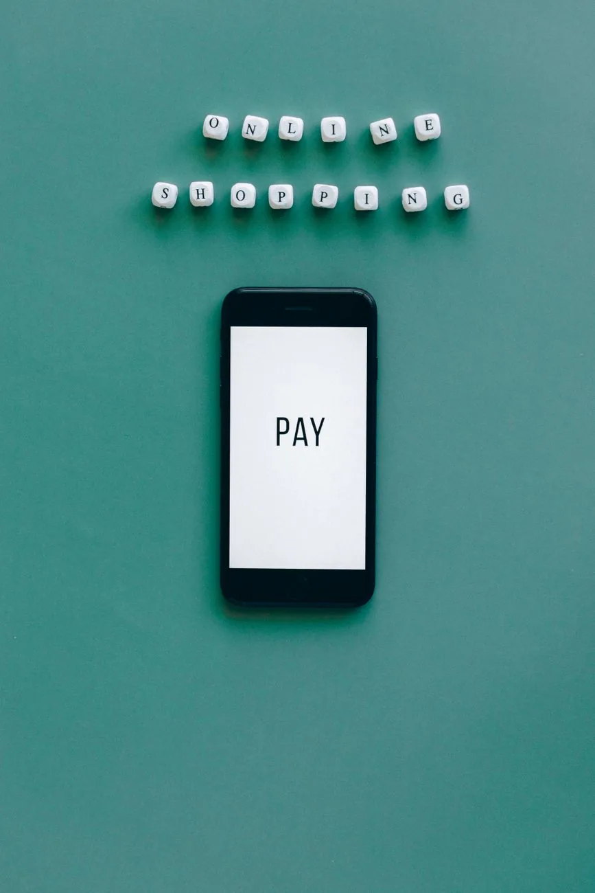 smartfon z napisem na ekranie na zielonym tle — Google Pixel 8a poza naszym warsztatem — gdzie szukać pomocy
