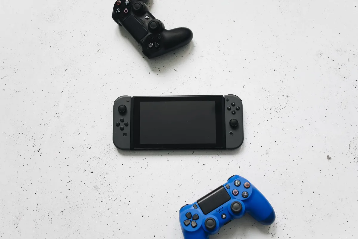 przenośne konsole i kontrolery na białej powierzchni — GPD Win Max 2 poza naszym warsztatem — gdzie szukać pomocy