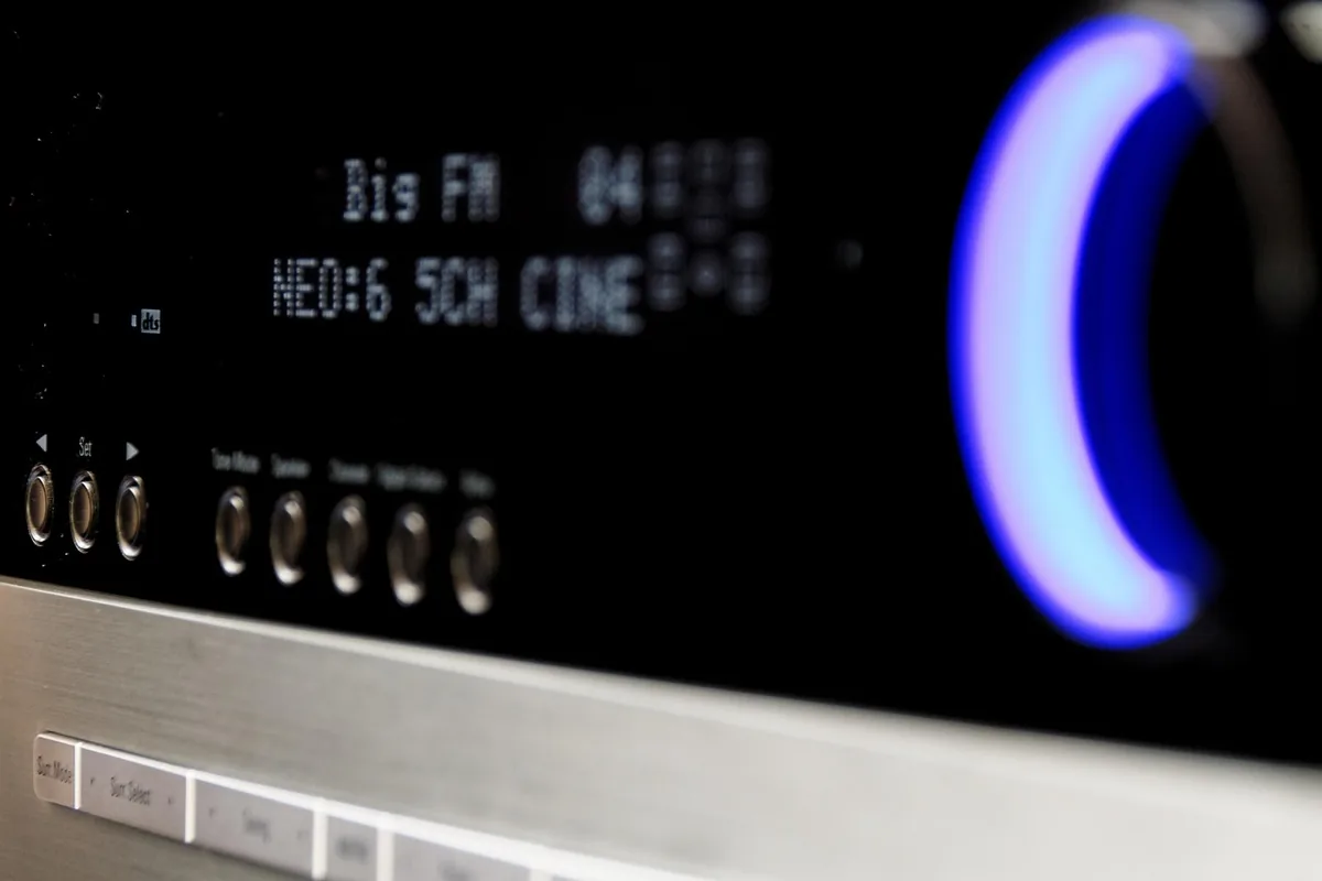 panel wzmacniacza audio harman kardon z pokrętłem głośności — Harman Kardon HK 3700 poza naszym warsztatem — gdzie szukać pomocy
