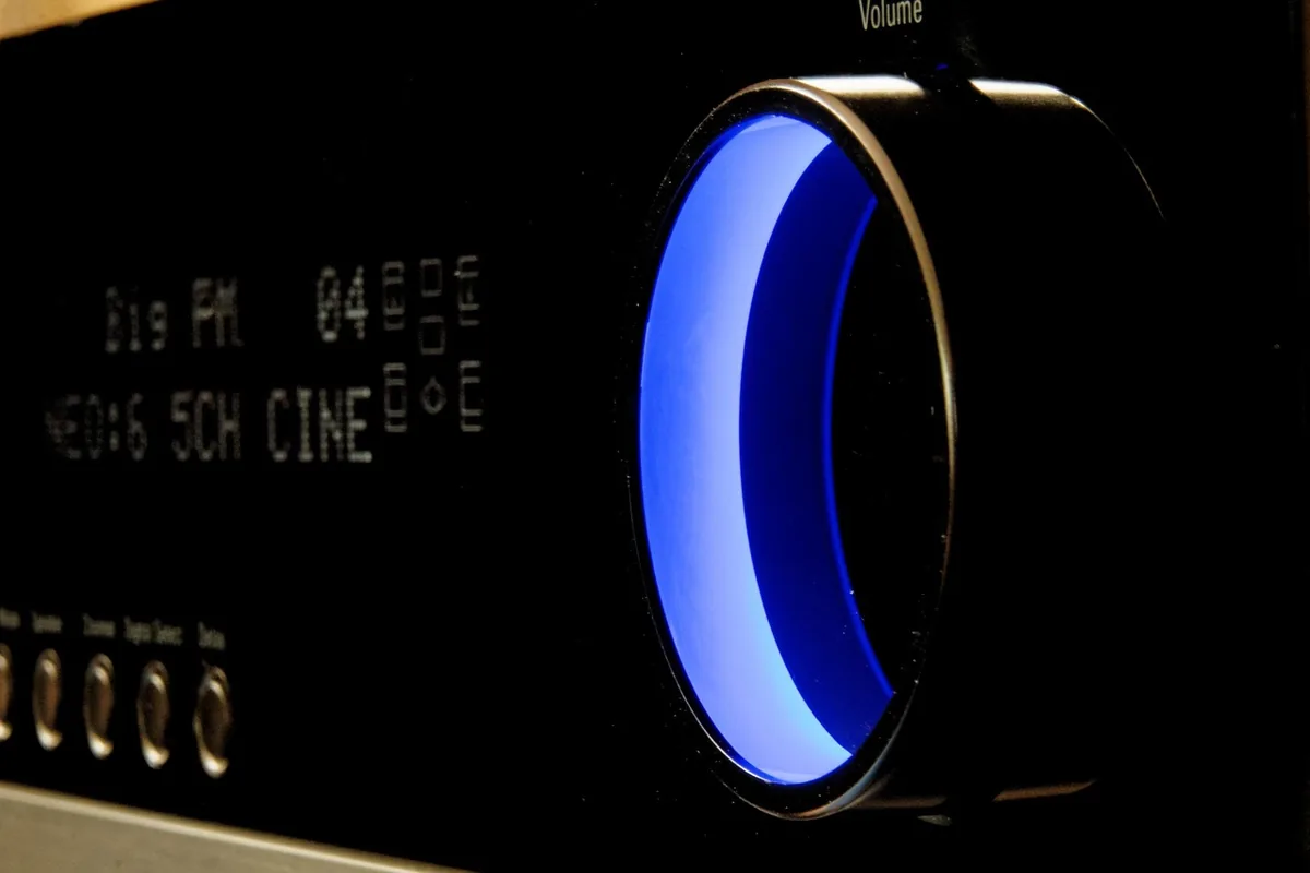 wzmacniacz audio harman kardon z pokrętłem głośności — Harman Kardon HK 3770 w zgłoszeniu — jak odpowiadamy i co radzimy
