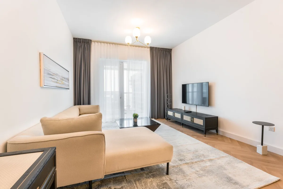 telewizor z płaskim ekranem i beżowa sofa w salonie — Hisense 55A7NQ w zgłoszeniu — jak odpowiadamy i co radzimy