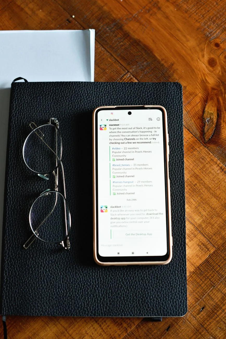 smartfon z tekstem na ekranie, notatnik i okulary na stole — Honor 20 — czego przy tym sprzęcie nie zrobimy