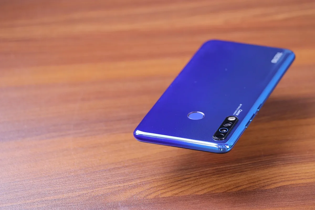brązowy smartfon leżący na powierzchni biurka — Honor 30 w zgłoszeniu — jak odpowiadamy i co radzimy