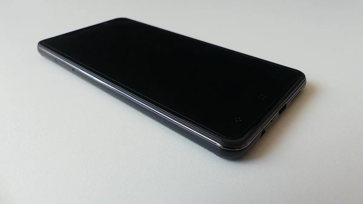 smartfon z dotykowym wyświetlaczem na jasnym tle — Honor 80 a zakres naszego serwisu — czym zajmujemy się zamiast