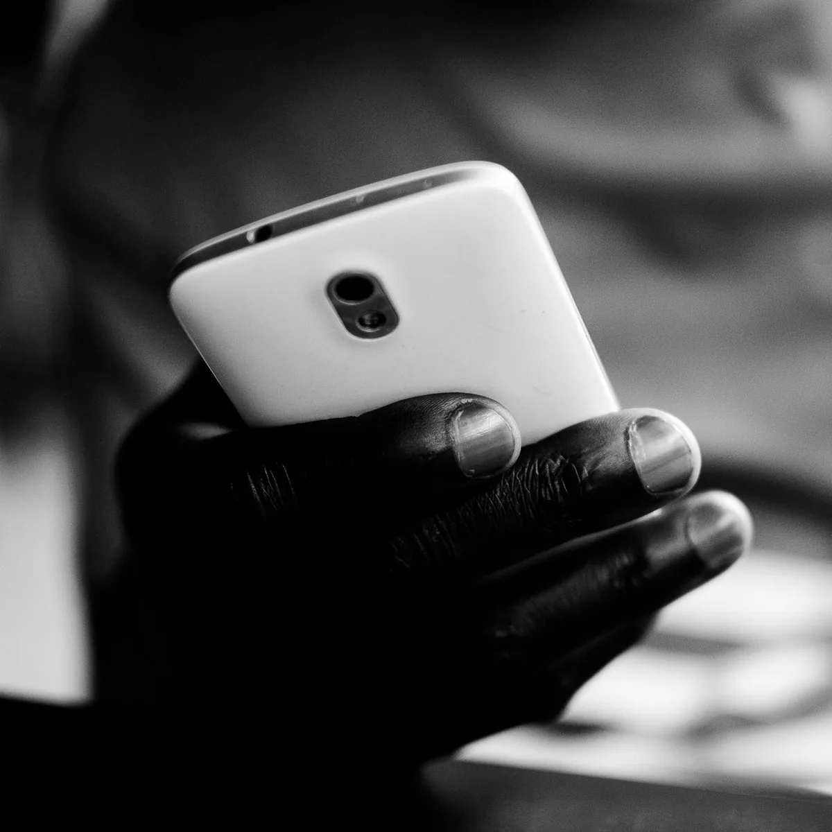 dłoń trzymająca dotykowy smartfon na jasnym tle — Honor 9A a zakres naszego serwisu — czym zajmujemy się zamiast