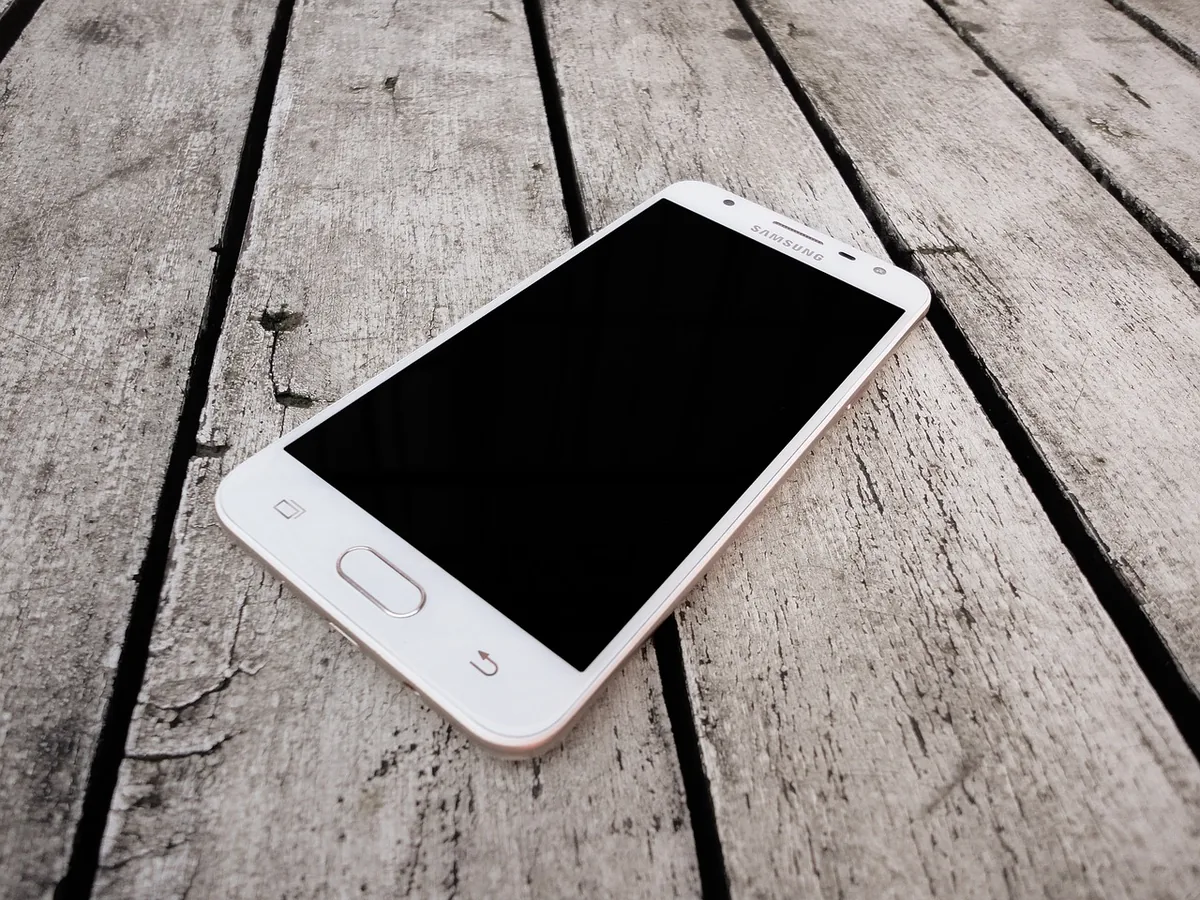 nowoczesny smartfon z dotykowym ekranem — Honor Magic 6 Lite poza naszym warsztatem — gdzie szukać pomocy