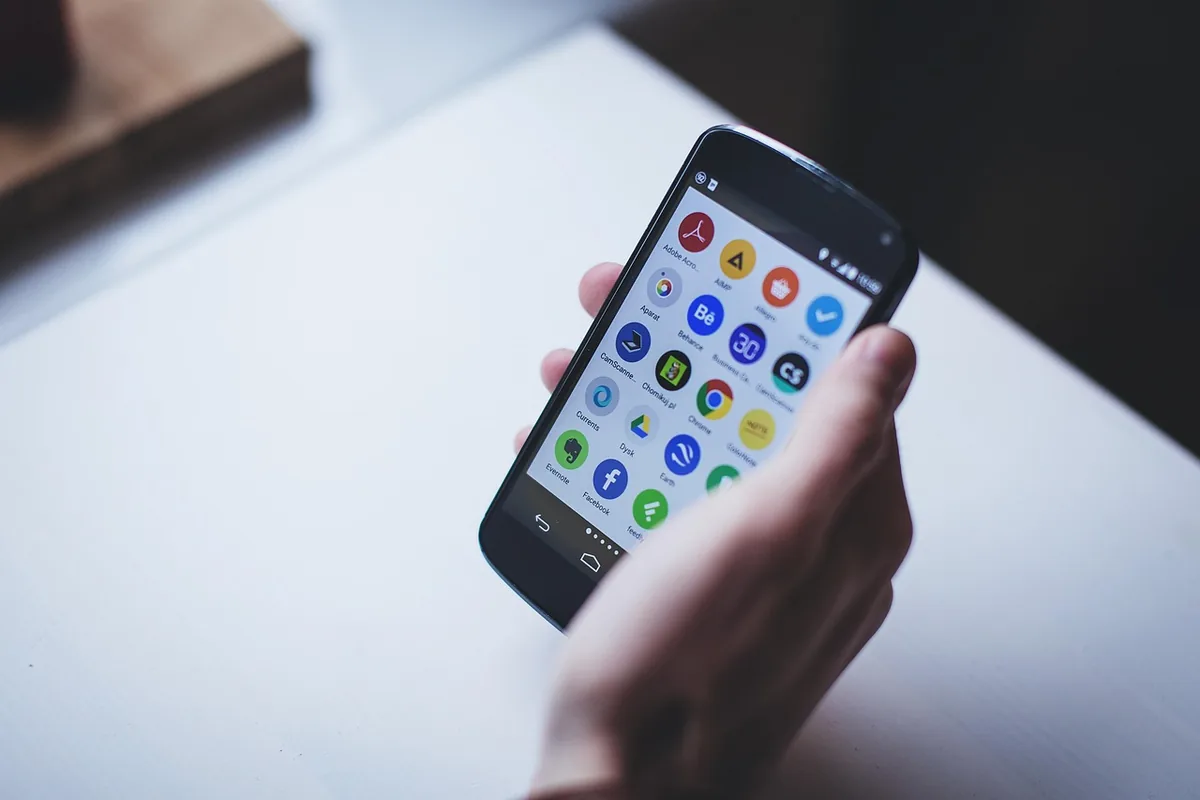 niebieski smartfon z aplikacjami na ekranie — Honor Magic 6 Pro poza naszym warsztatem — gdzie szukać pomocy