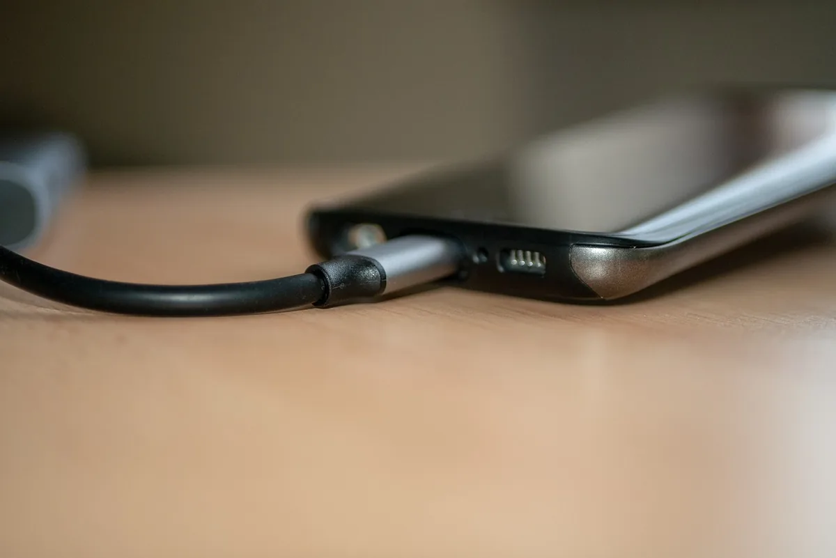 smartfon podłączony przewodem do rozdzielacza USB — Honor X7 — czego przy tym sprzęcie nie zrobimy