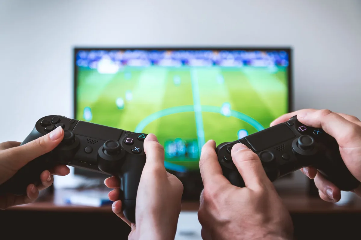 dłonie trzymające kontrolery do gier przed telewizorem — HORI Onyx+ w zgłoszeniu — jak odpowiadamy i co radzimy