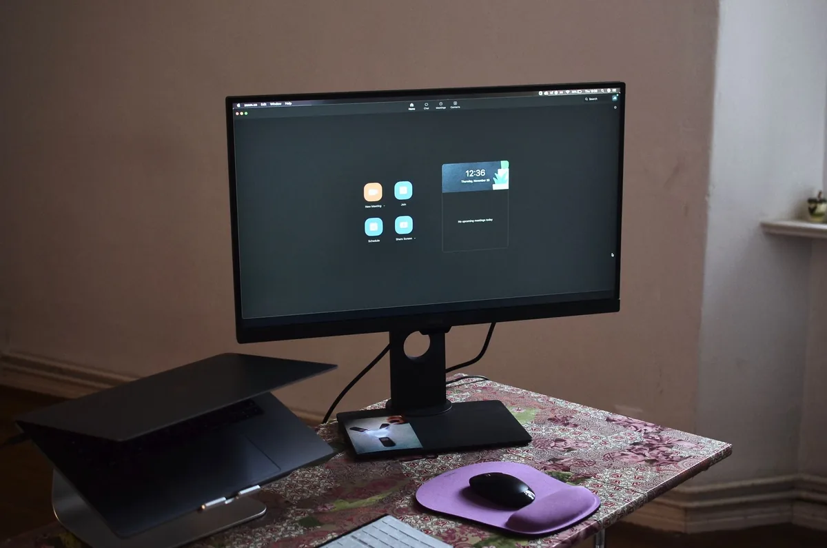 monitor i laptop na podstawce obok klawiatury na biurku — HP 27es w zgłoszeniu — jak odpowiadamy i co radzimy