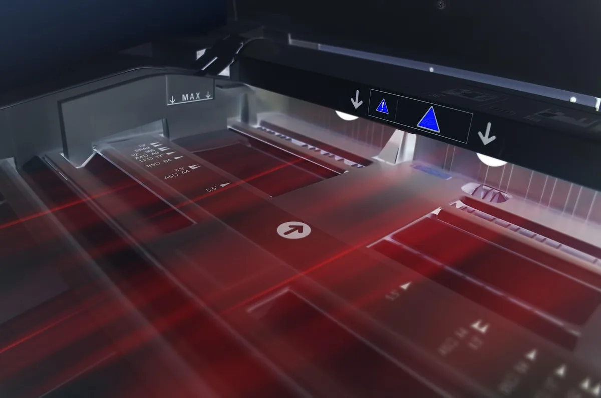 czarna drukarka laserowa na biurowym stanowisku pracy — HP Color LaserJet Pro M255dw poza naszym warsztatem — gdzie szukać pomocy