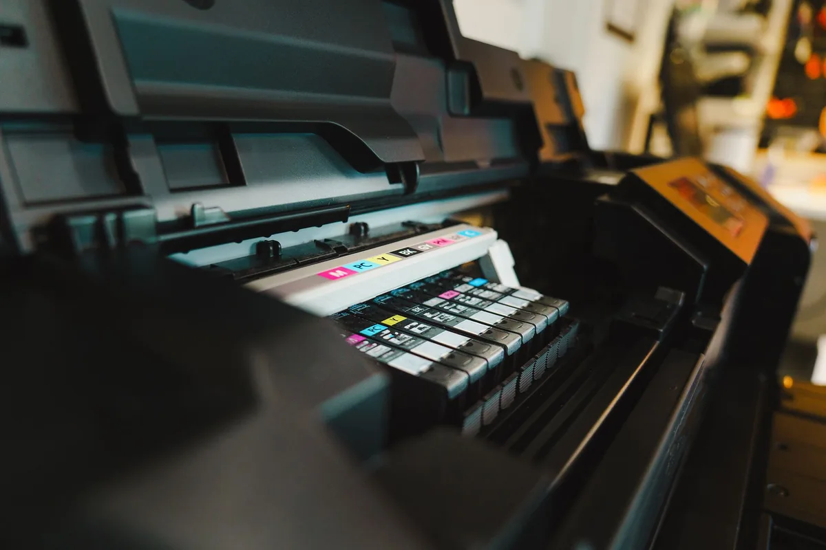 kartridże z tuszem wewnątrz drukarki atramentowej — HP DeskJet 2720 w zgłoszeniu — jak odpowiadamy i co radzimy