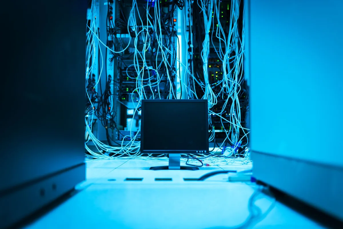 monitor na tle przewodów w serwerowni — HP E24 G5 a zakres naszego serwisu — czym zajmujemy się zamiast
