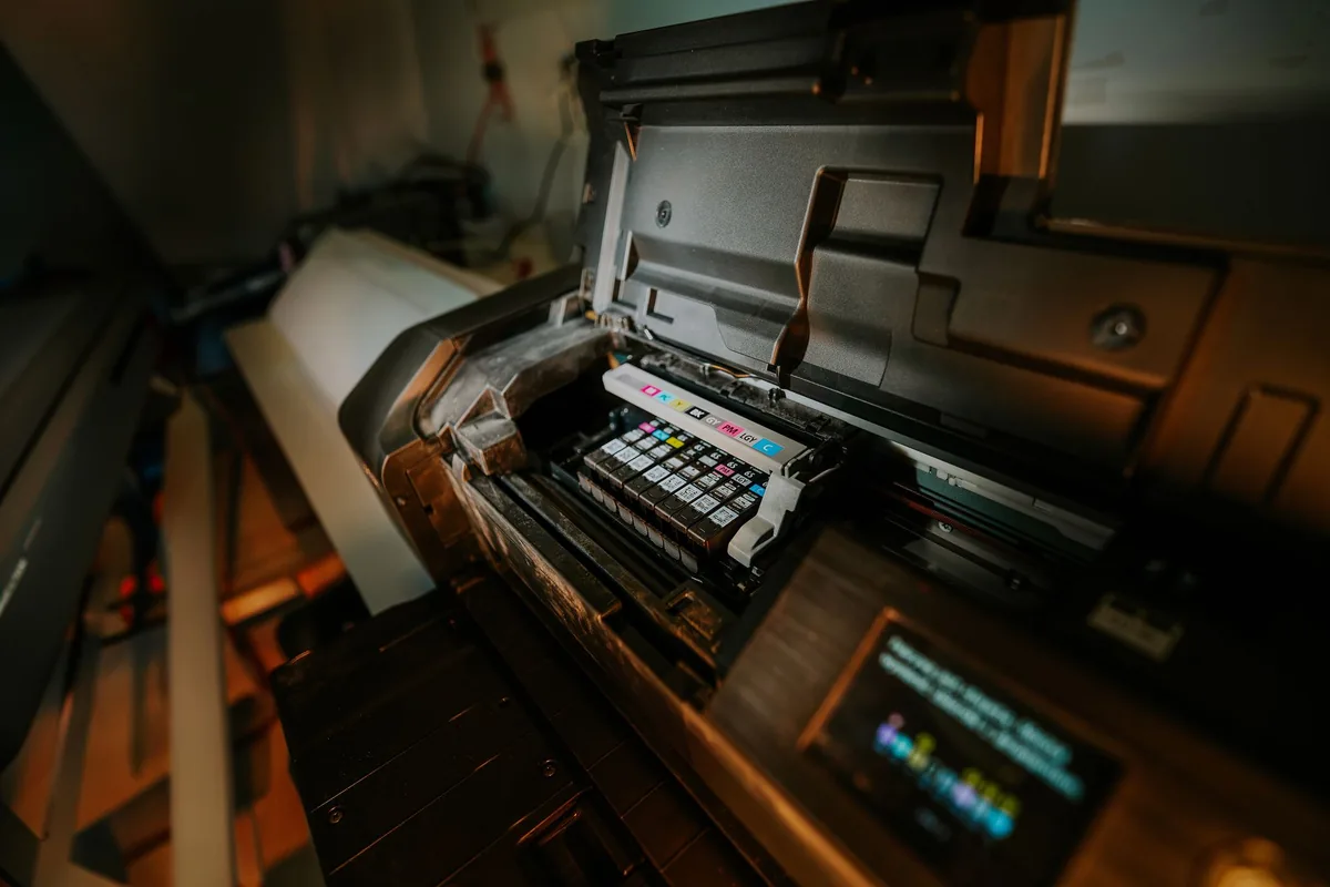 drukarka atramentowa z odsłoniętymi kartridżami w biurze — HP ENVY 6020 a zakres naszego serwisu — czym zajmujemy się zamiast