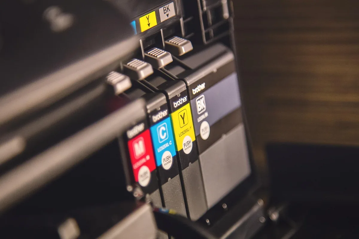 drukarka laserowa obok sprzętu komputerowego na biurku — HP Neverstop 1000a — czego przy tym sprzęcie nie zrobimy