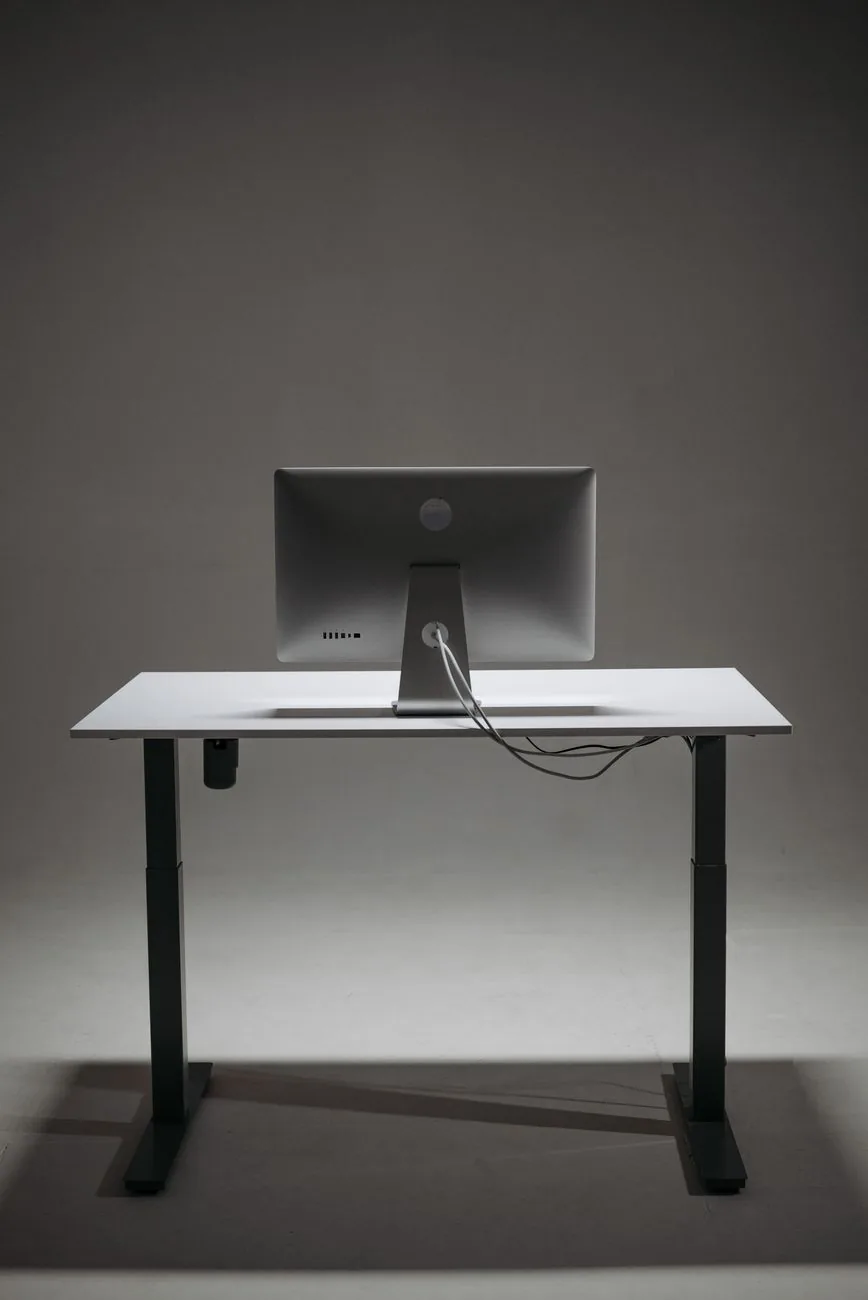 monitor na ergonomicznym biurku z regulacją wysokości — HP Z24n G2 — czego przy tym sprzęcie nie zrobimy