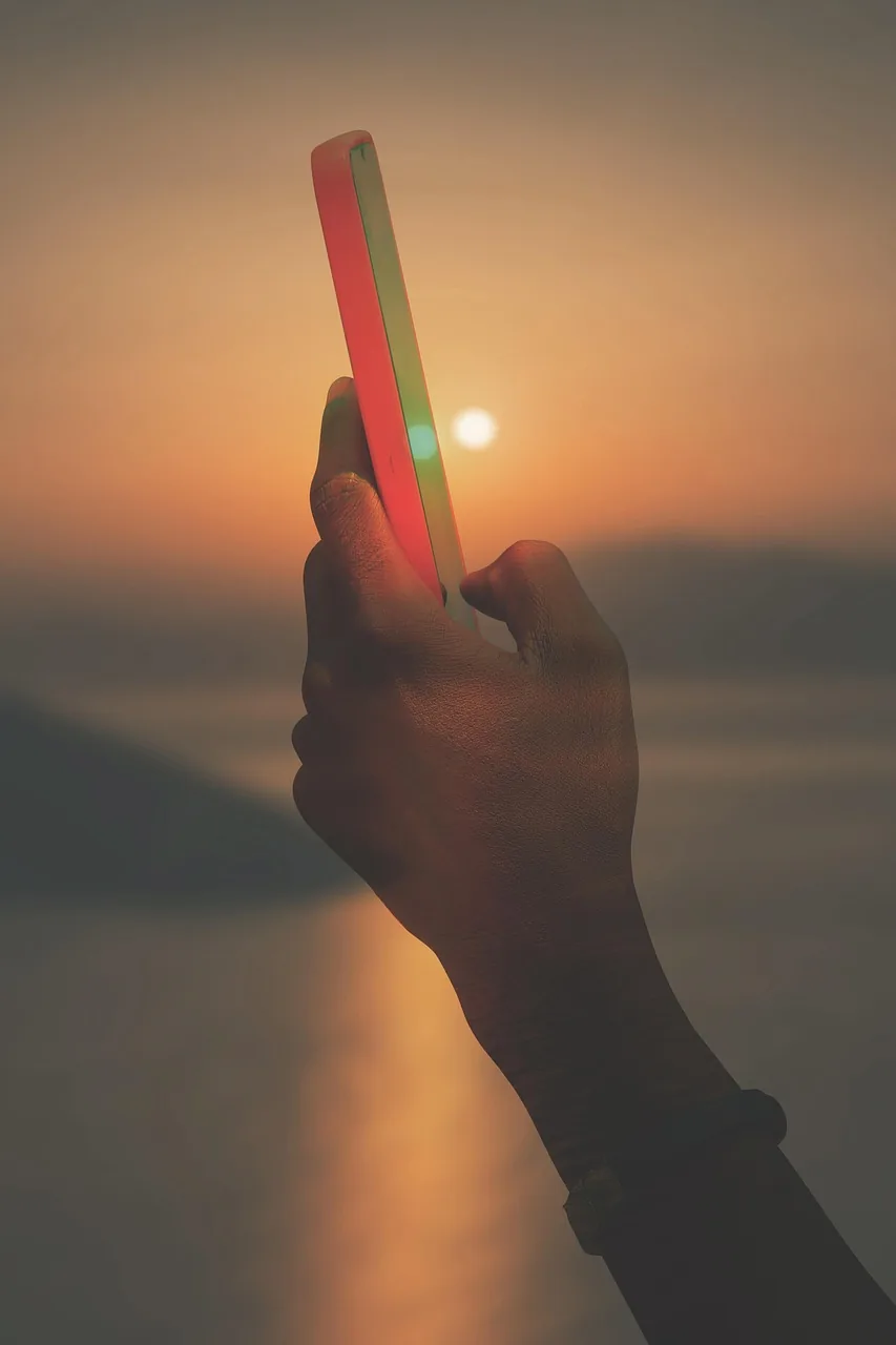 smartfon w otoczeniu natury o zachodzie słońca — Huawei Mate 20 Pro w zgłoszeniu — jak odpowiadamy i co radzimy