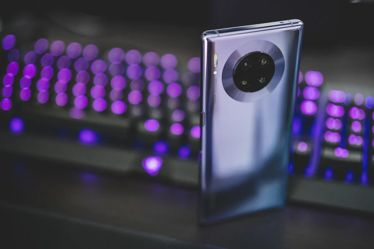 szary smartfon Huawei Mate 30 Pro — Huawei Mate 50 Pro — czego przy tym sprzęcie nie zrobimy