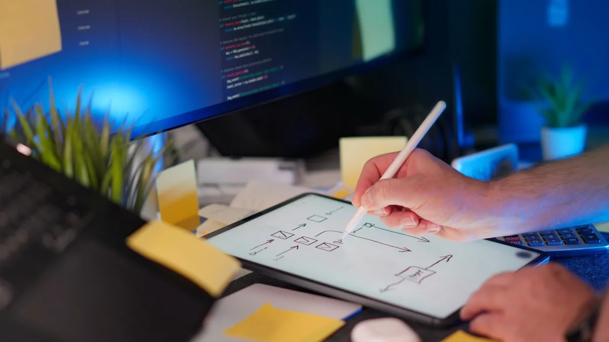 tablet z rysunkiem obok monitora z kodem — Huawei MatePad SE poza naszym warsztatem — gdzie szukać pomocy