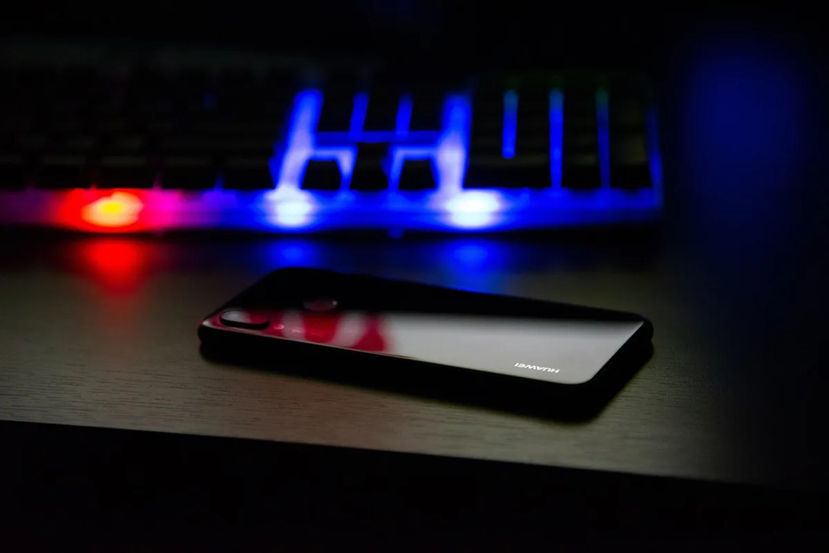 dotykowy smartfon marki Huawei z ciemnym ekranem — Huawei Nova 11 a zakres naszego serwisu — czym zajmujemy się zamiast