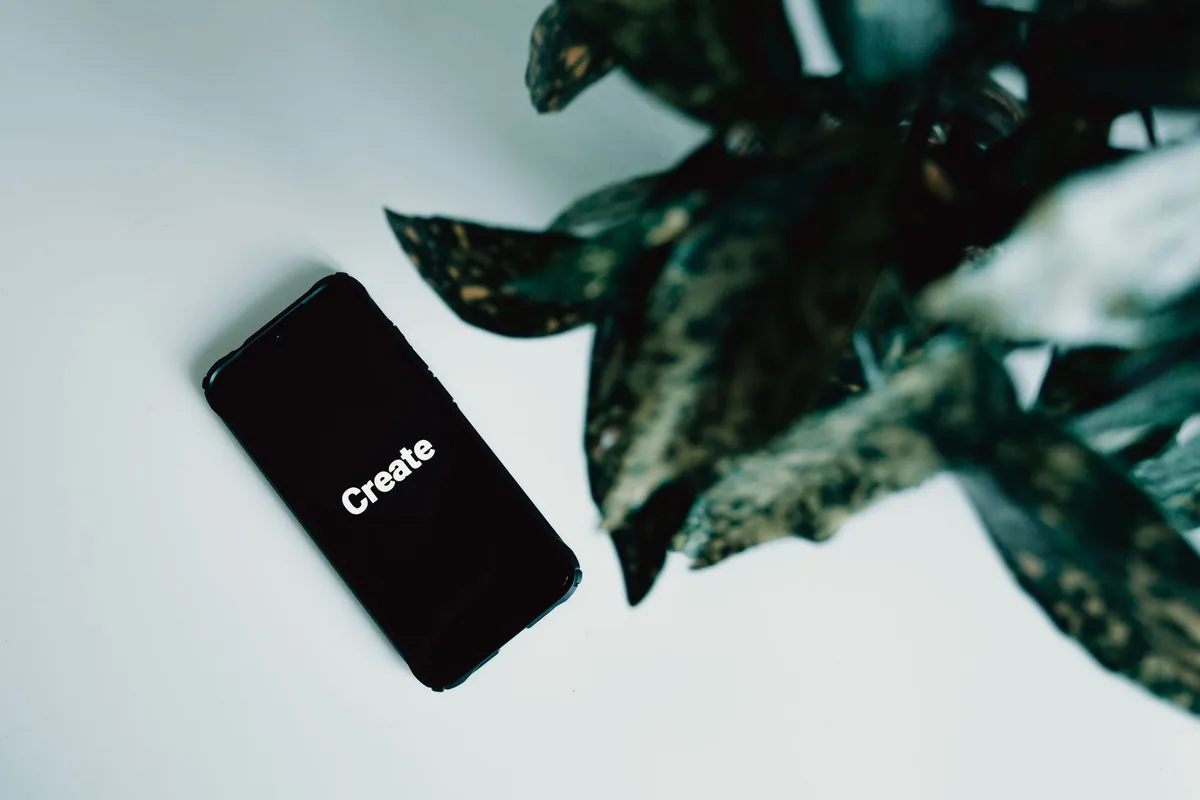 smartfon z napisem na ekranie obok zielonych liści na białym tle — Huawei Nova 3 w zgłoszeniu — jak odpowiadamy i co radzimy