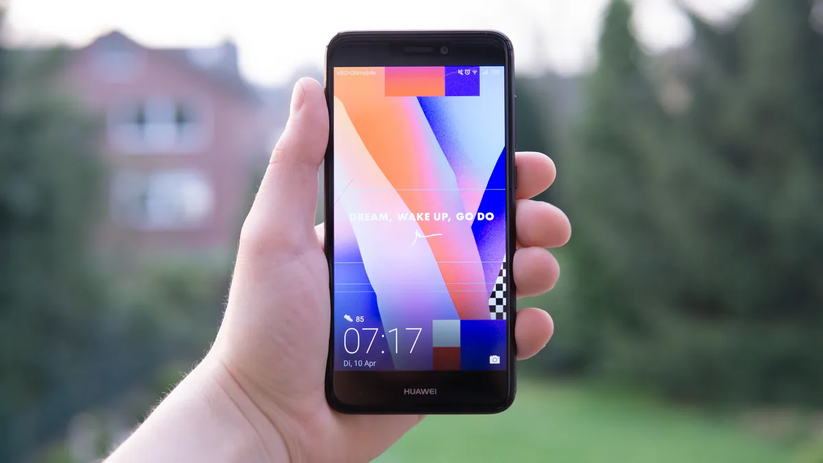 dłoń trzymająca smartfon Huawei z kolorowym wyświetlaczem na zewnątrz — Huawei Nova 9 w zgłoszeniu — jak odpowiadamy i co radzimy