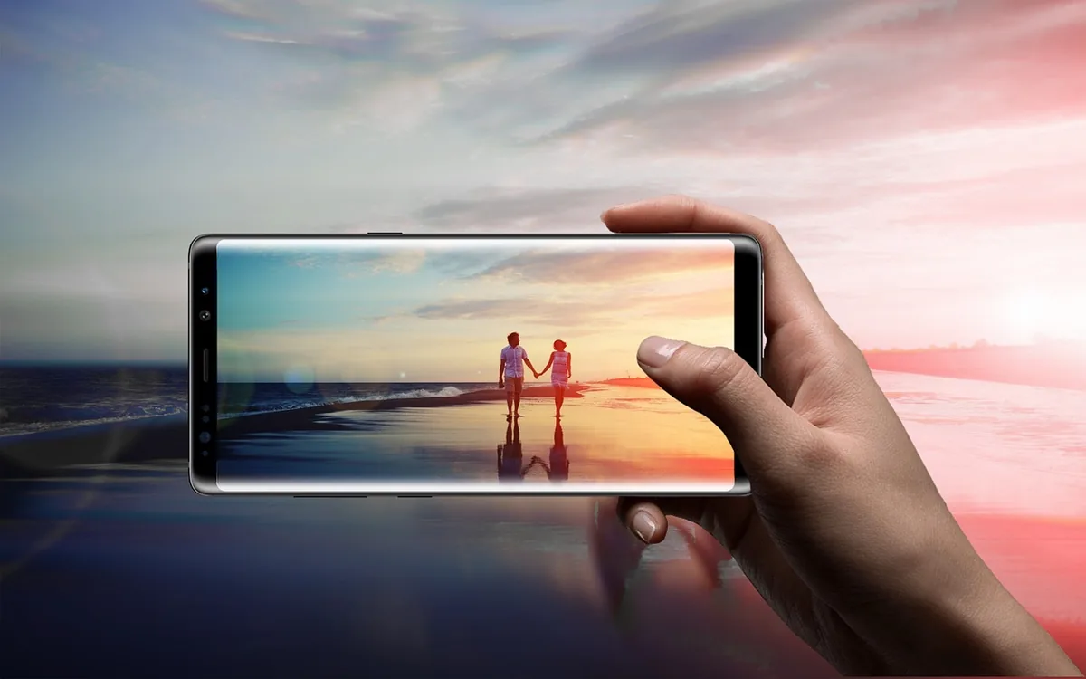 smartfon na tle nadmorskiego krajobrazu — Huawei P Smart 2019 a zakres naszego serwisu — czym zajmujemy się zamiast