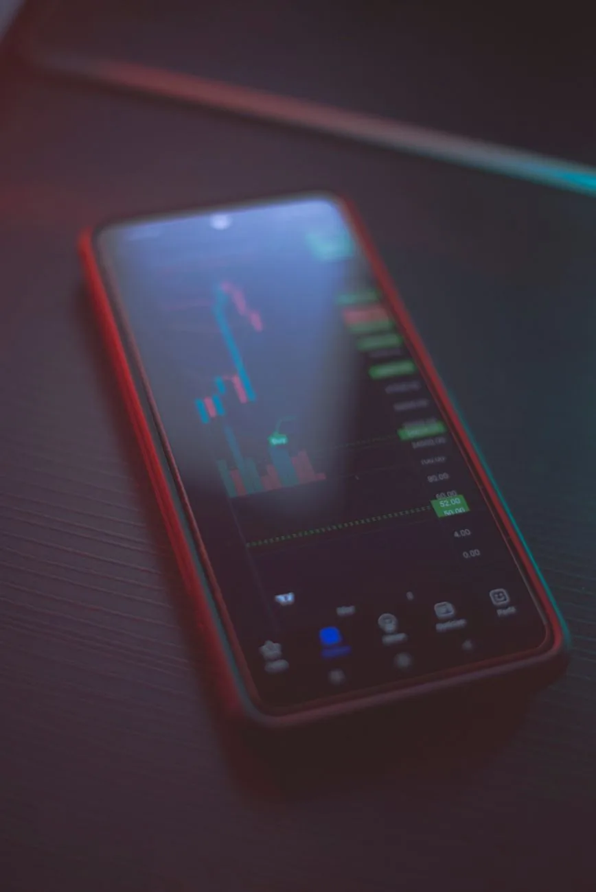 ekran smartfona prezentujący dane i wykresy giełdowe — Huawei P10 Lite poza naszym warsztatem — gdzie szukać pomocy