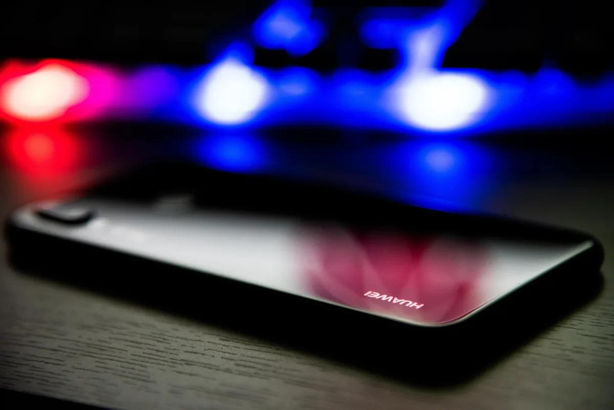nowoczesny smartfon dotykowy Huawei z dużym ekranem — Huawei P20 — czego przy tym sprzęcie nie zrobimy