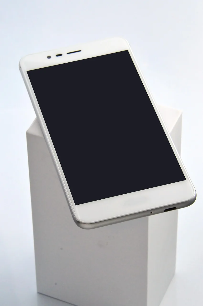 bezprzewodowy smartfon dotykowy na gładkim tle — Huawei P20 Lite a zakres naszego serwisu — czym zajmujemy się zamiast