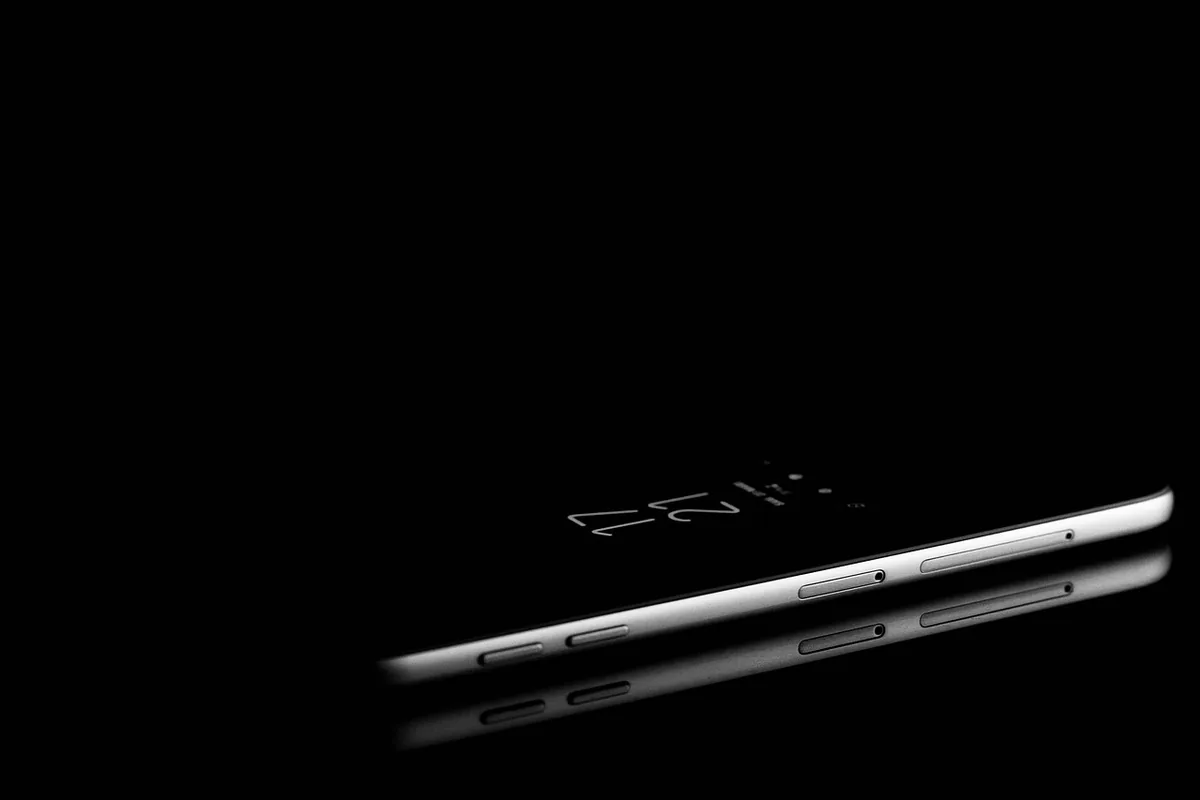czarny smartfon leżący na jednolitej powierzchni — Huawei P20 Pro — czego przy tym sprzęcie nie zrobimy