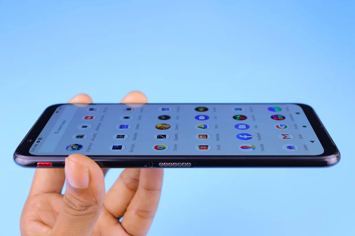 niebieski smartfon z dotykowym ekranem na jasnym tle — Huawei P30 Lite w zgłoszeniu — jak odpowiadamy i co radzimy