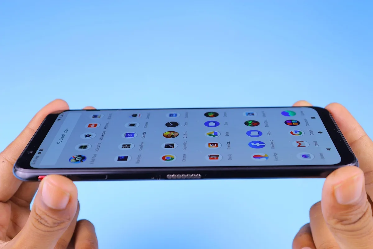 dłoń trzymająca niebieski nowoczesny smartfon — Huawei P40 Lite poza naszym warsztatem — gdzie szukać pomocy