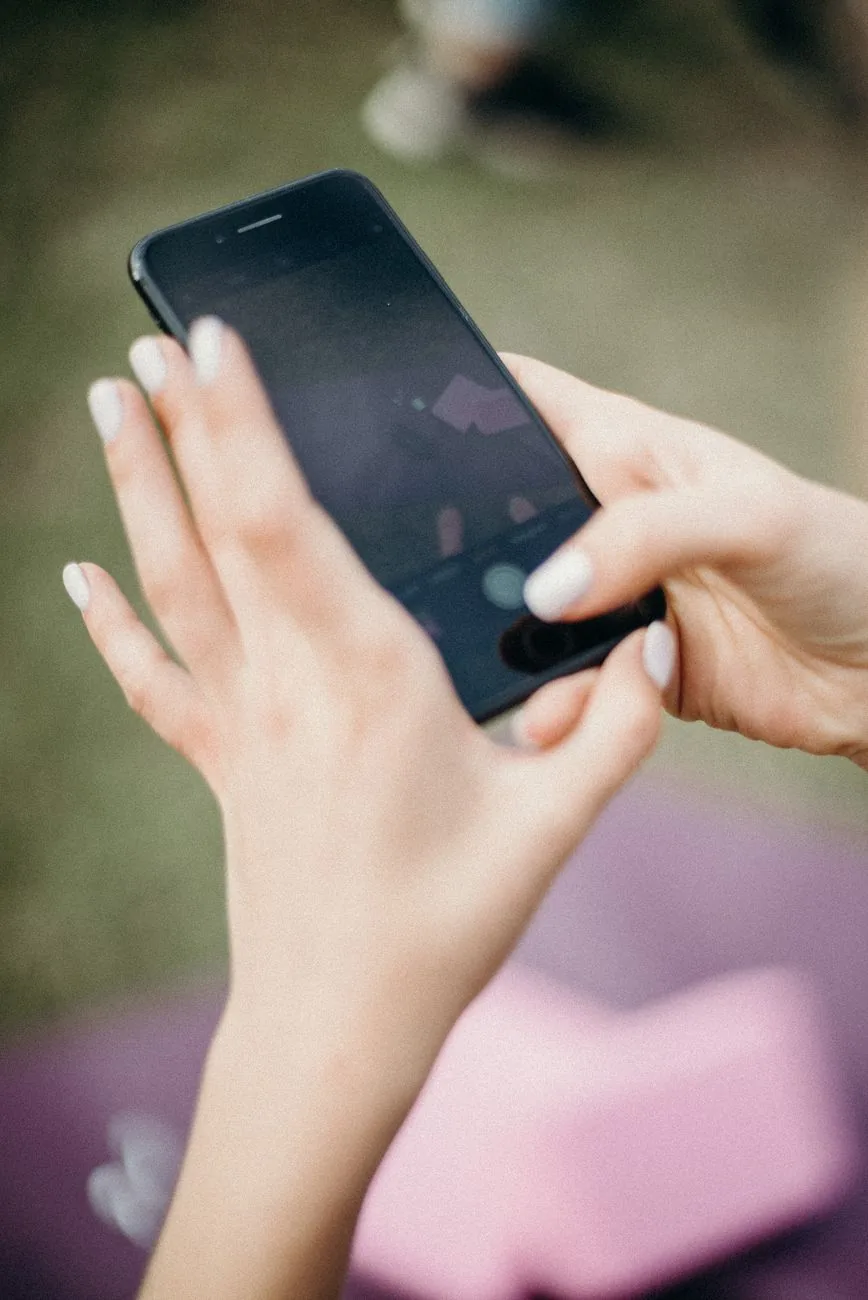 dłonie trzymające smartfon dotykowy w plenerze — Huawei Y6 2019 a zakres naszego serwisu — czym zajmujemy się zamiast
