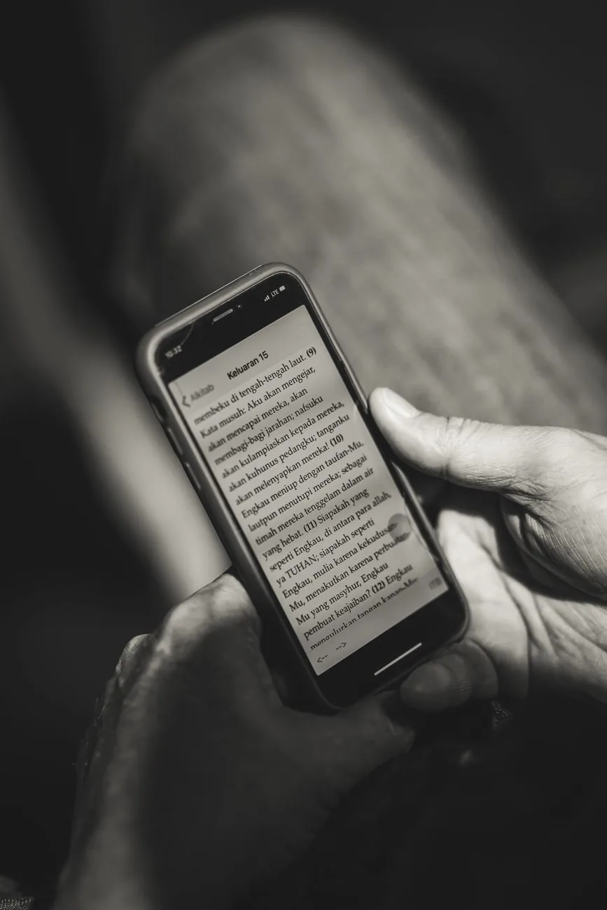 dłonie trzymające smartfon z tekstem w pomieszczeniu — Huawei Y7 2019 — czego przy tym sprzęcie nie zrobimy