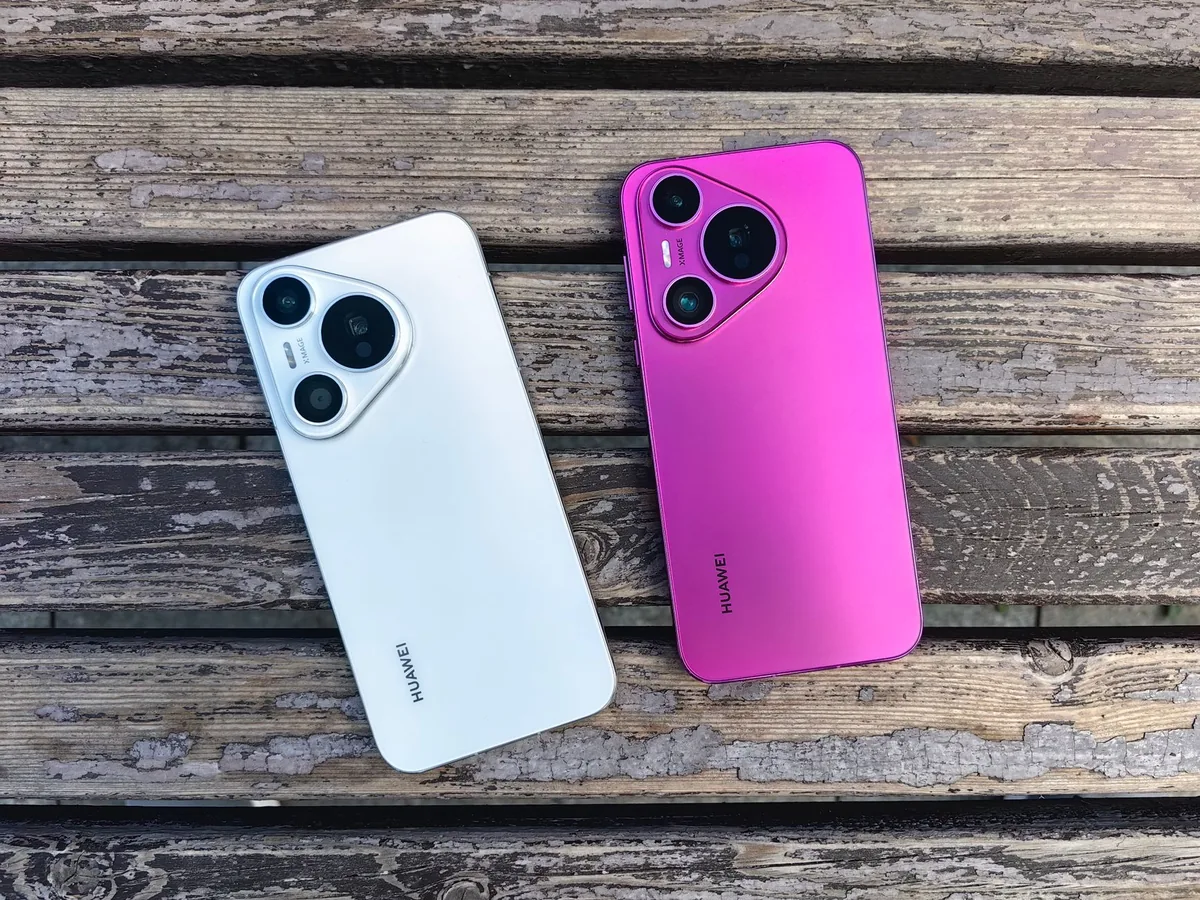 dwa smartfony Huawei na surowych drewnianych deskach — Huawei Y7p w zgłoszeniu — jak odpowiadamy i co radzimy