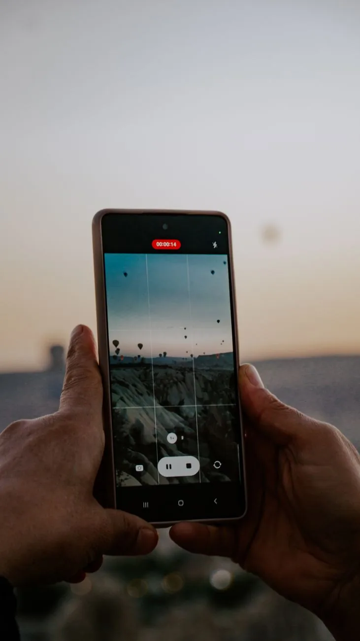 dłonie trzymające smartfon rejestrujący balony na ogrzane powietrze — Huawei Y8p w zgłoszeniu — jak odpowiadamy i co radzimy