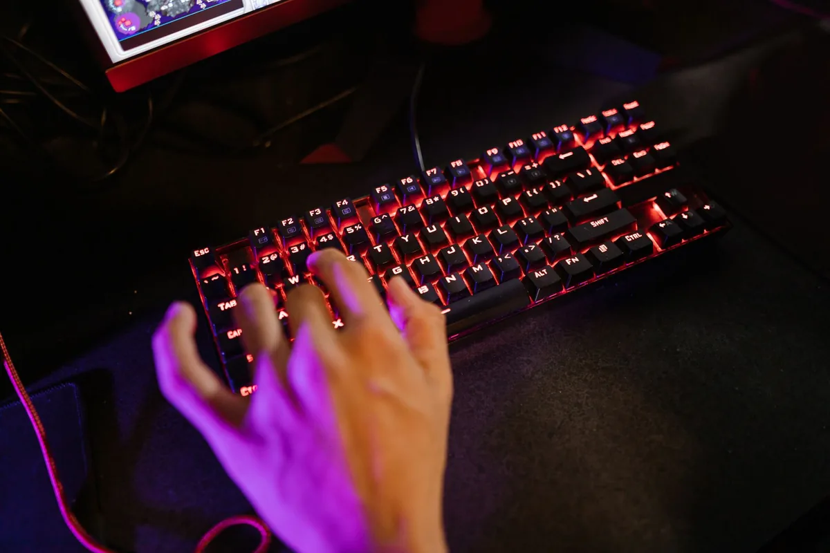 dłoń na świecącej klawiaturze mechanicznej dla graczy — HyperX Alloy Core RGB — czego przy tym sprzęcie nie zrobimy