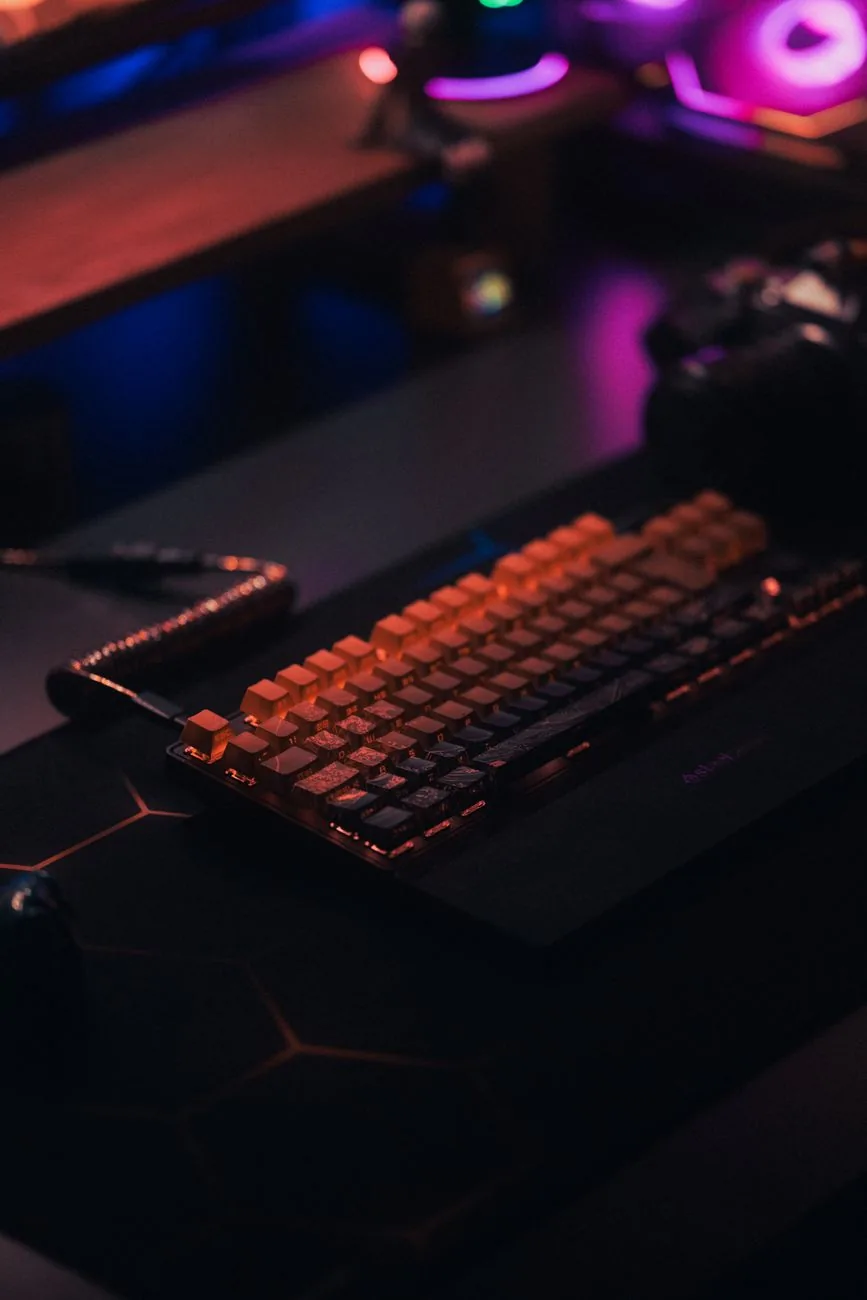 podświetlana klawiatura mechaniczna na ciemnym biurku — HyperX Alloy Elite 2 a zakres naszego serwisu — czym zajmujemy się zamiast