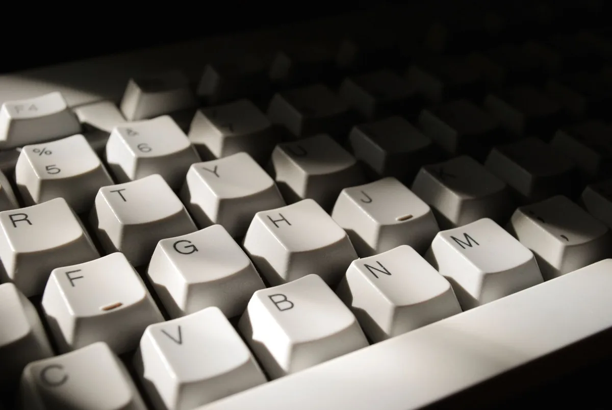 klawisze klawiatury komputerowej w mocnym oświetleniu — HyperX Alloy Rise a zakres naszego serwisu — czym zajmujemy się zamiast