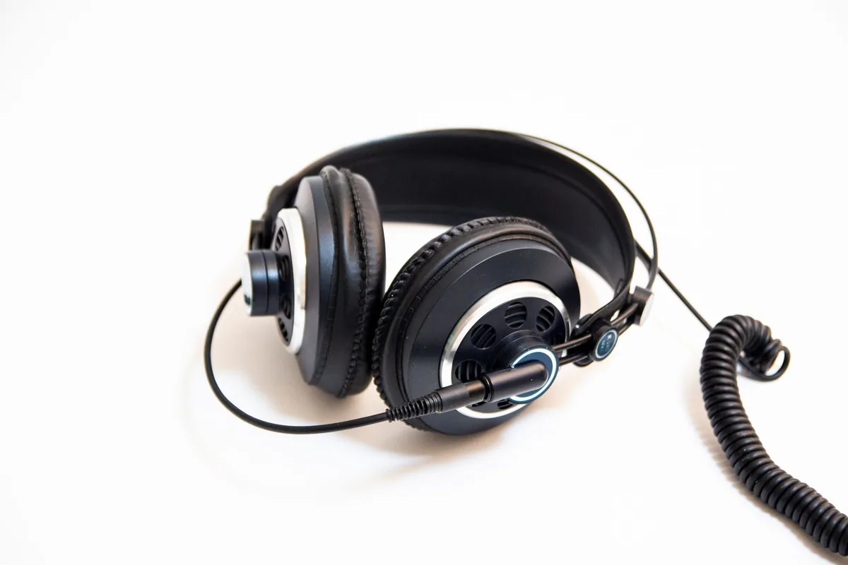 czarne słuchawki ze spiralnym kablem na białym tle — HyperX Cloud Core w zgłoszeniu — jak odpowiadamy i co radzimy