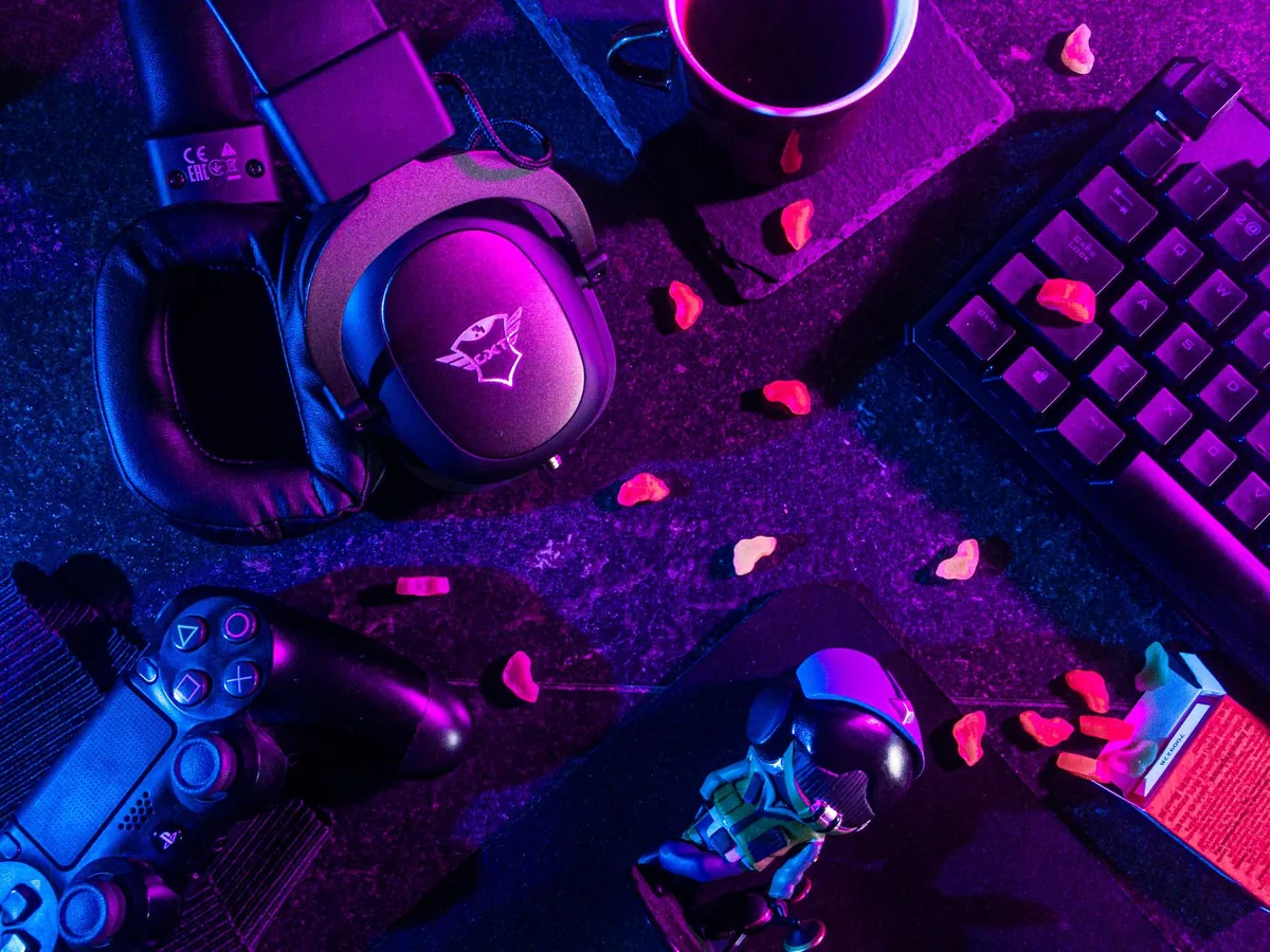zestaw słuchawkowy, kontroler i klawiatura w kolorowym oświetleniu — HyperX Cloud Flight w zgłoszeniu — jak odpowiadamy i co radzimy