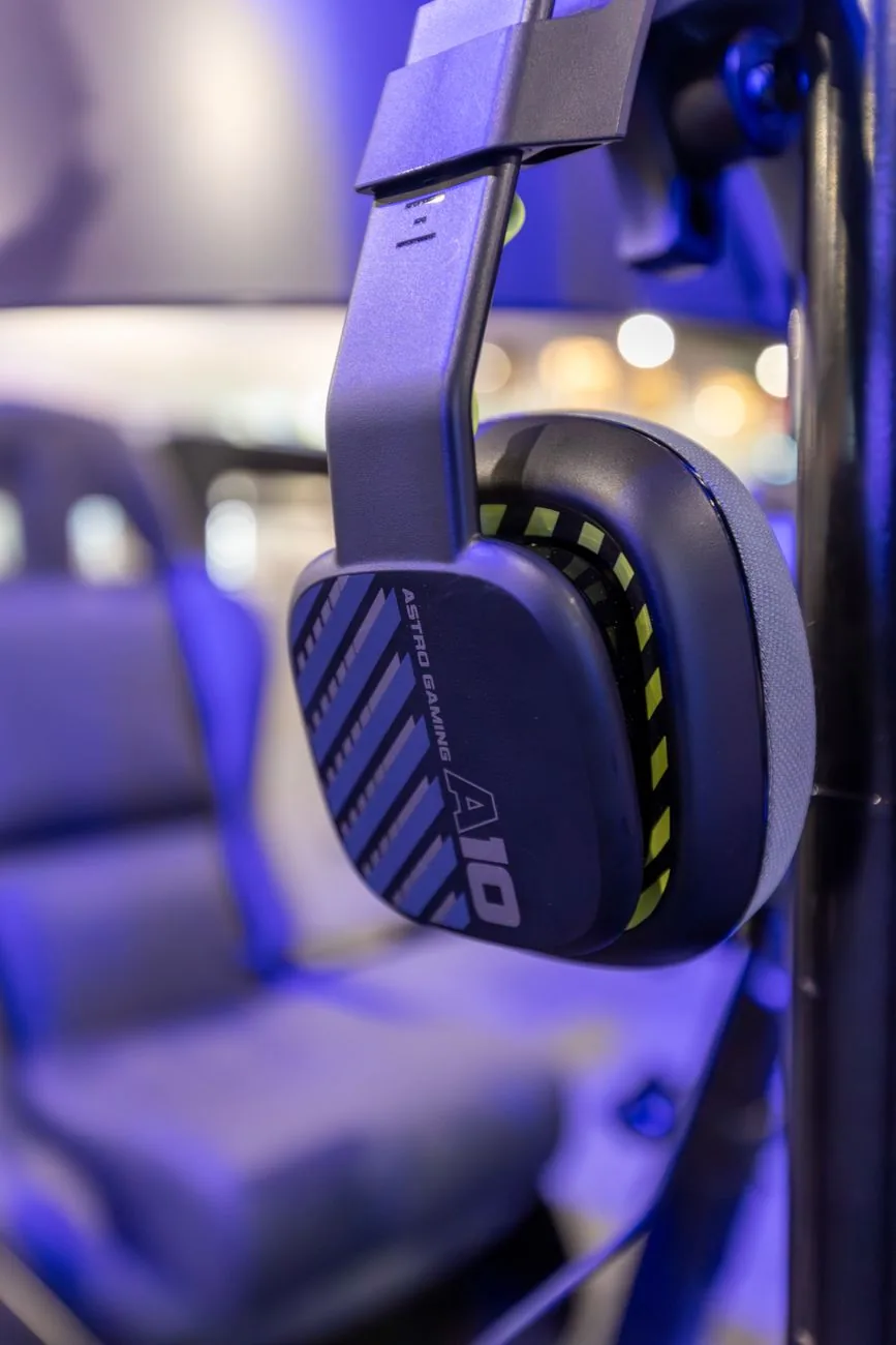słuchawki gamingowe na stanowisku komputerowym z niebieskim oświetleniem — HyperX Cloud III poza naszym warsztatem — gdzie szukać pomocy